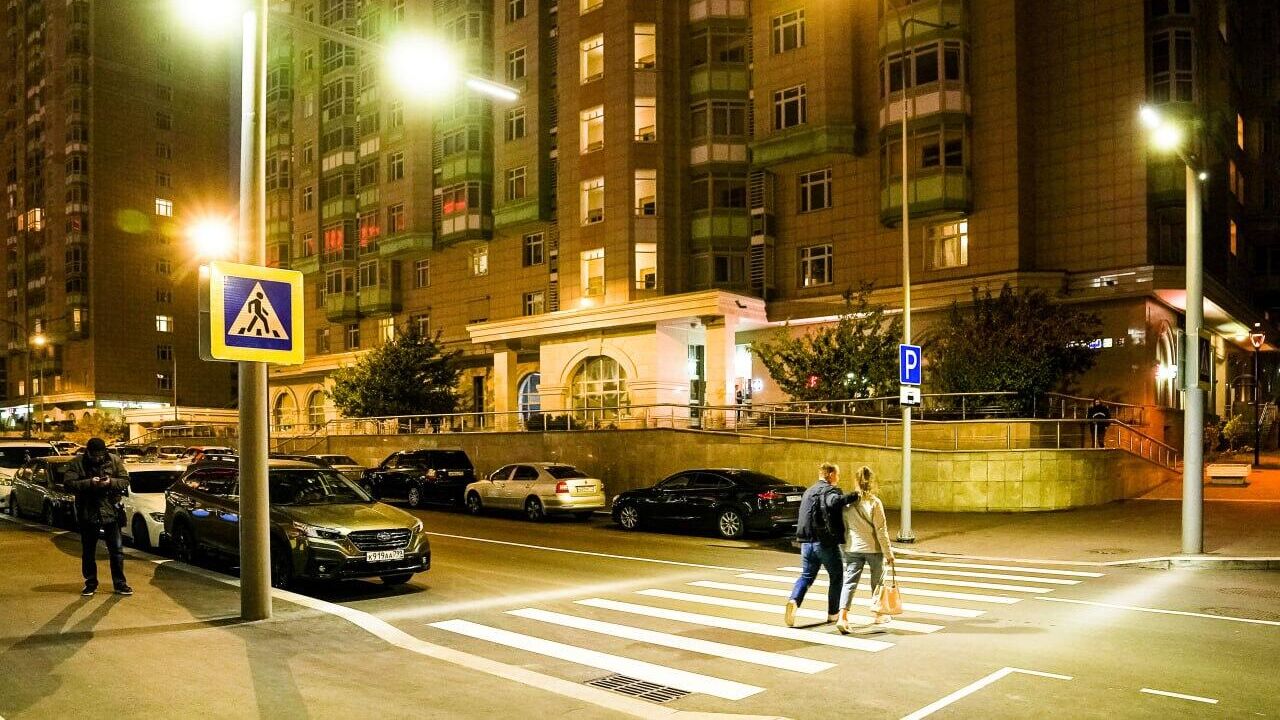 В кластере Ломоносов в Москве появились новые тротуары и энергоэффективные фонари - РИА Новости, 1920, 19.03.2025