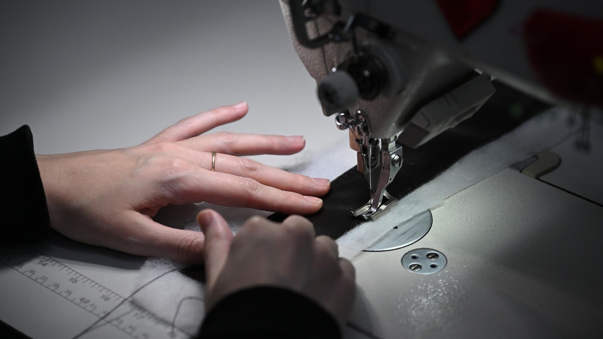 Работа швейной фабрики - РИА Новости, 1920, 19.03.2025