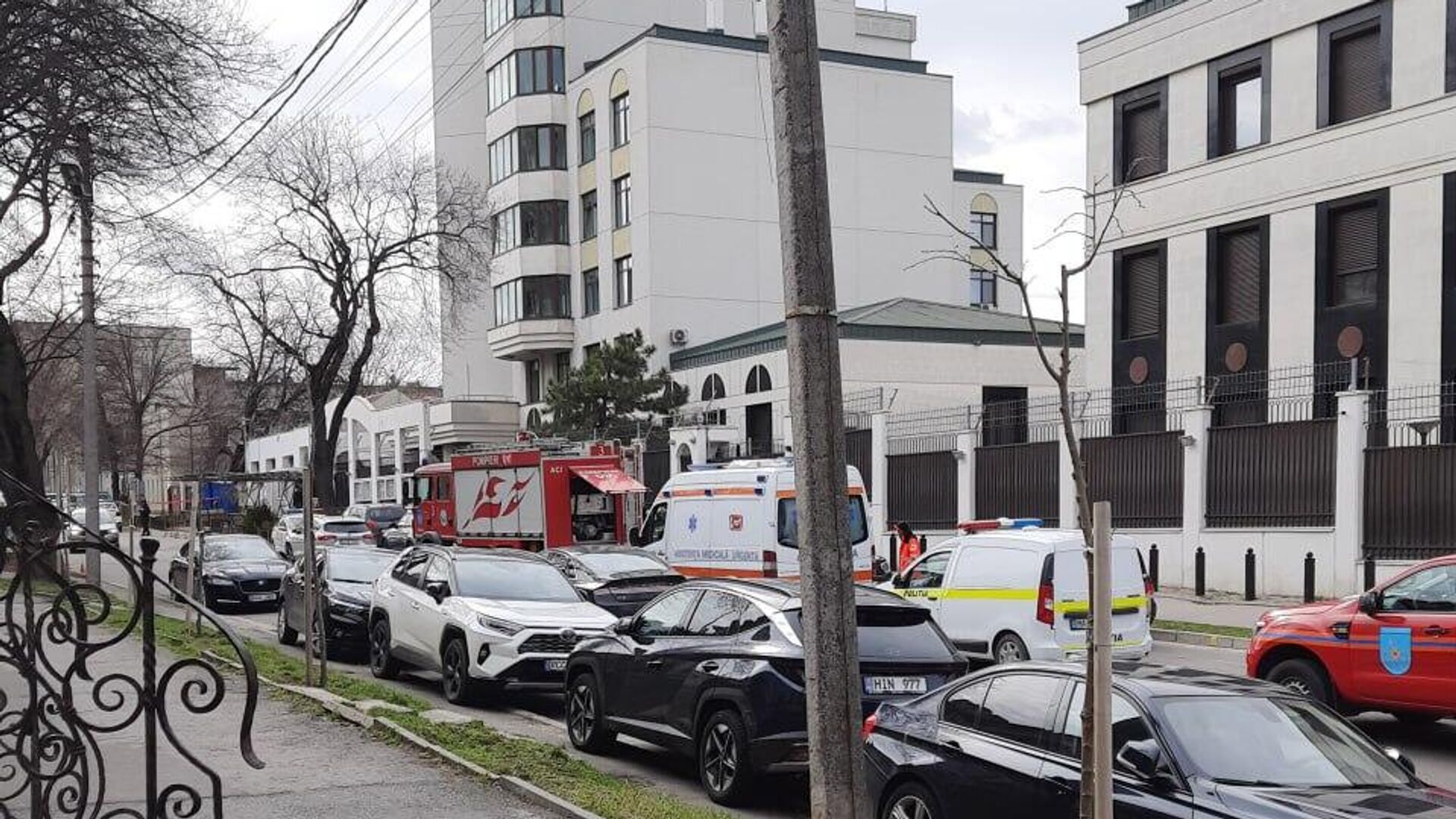 Автомобили оперативных служб у здания посольства РФ в Кишиневе Автомобили оперативных служб у здания посольства РФ в Кишиневе - РИА Новости, 1920, 19.03.2025