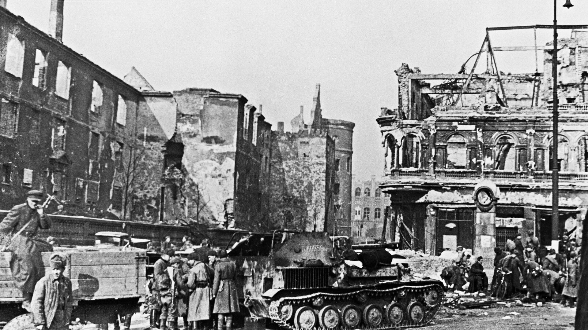 Советские войска вступают в Кенигсберг  - РИА Новости, 1920, 08.04.2025
