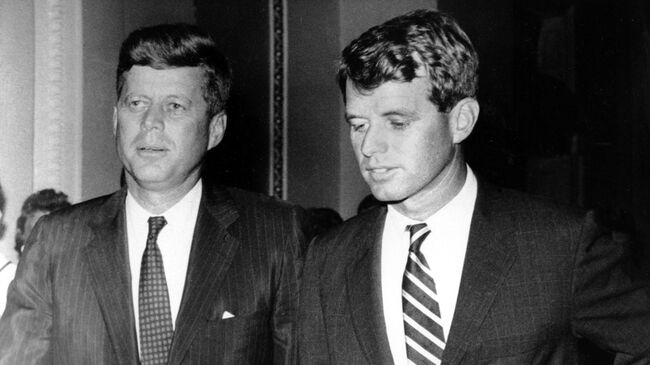 Джон Ф. Кеннеди и его брат и руководитель предвыборной кампании Роберт Кеннеди