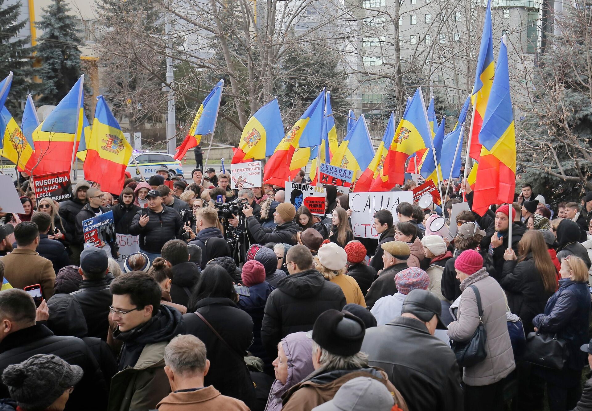 Участники митинга в поддержку Александра Нестеровского возле здания суда в Кишиневе Участники митинга в поддержку Александра Нестеровского возле здания суда в Кишиневе - РИА Новости, 1920, 28.03.2025
