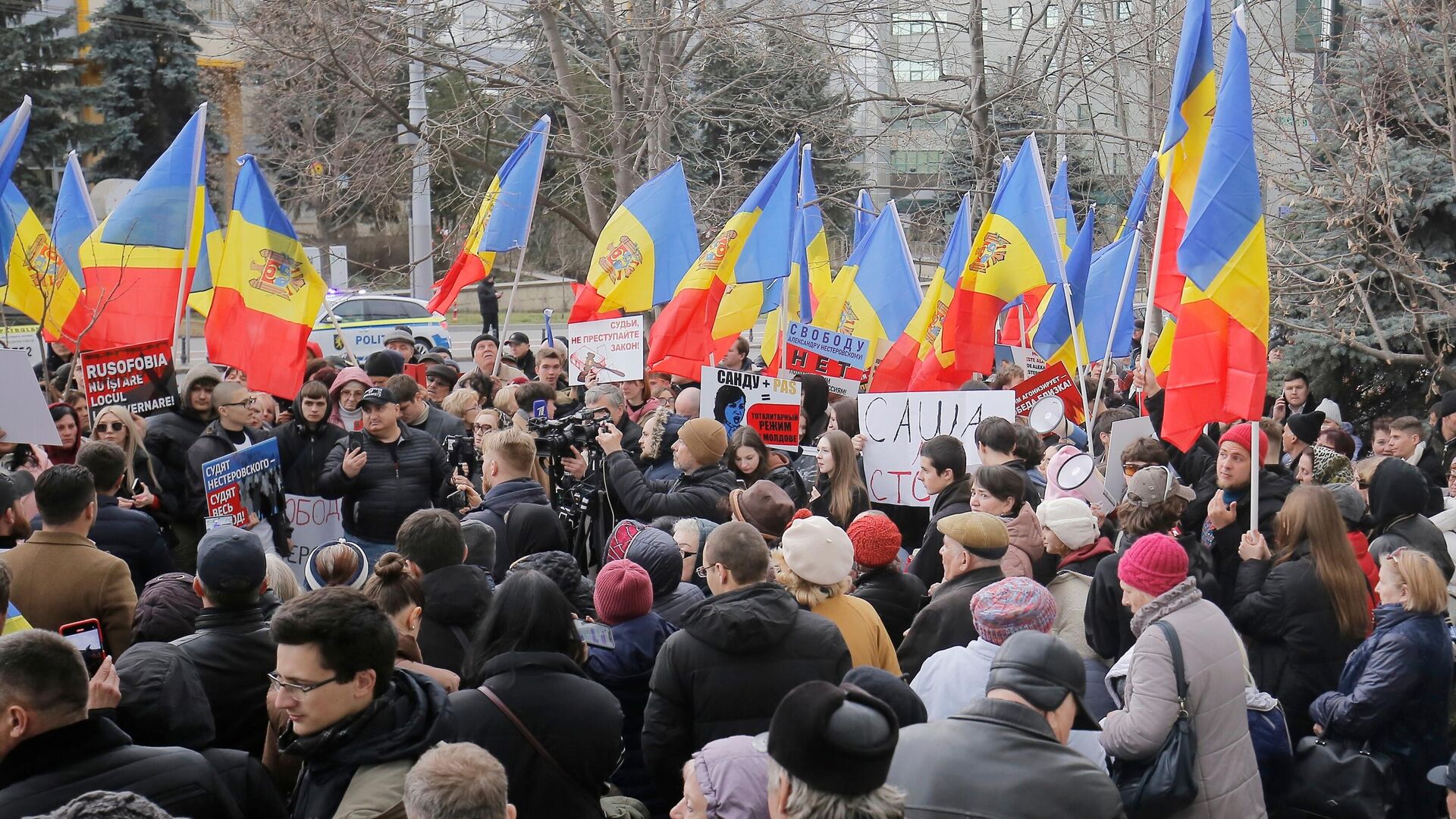 Участники митинга в поддержку Александра Нестеровского возле здания суда в Кишиневе Участники митинга в поддержку Александра Нестеровского возле здания суда в Кишиневе - РИА Новости, 1920, 25.03.2025