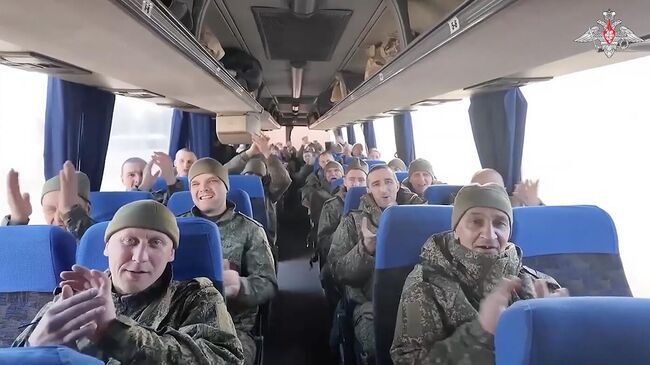 Вернувшиеся из плена российские военнослужащие