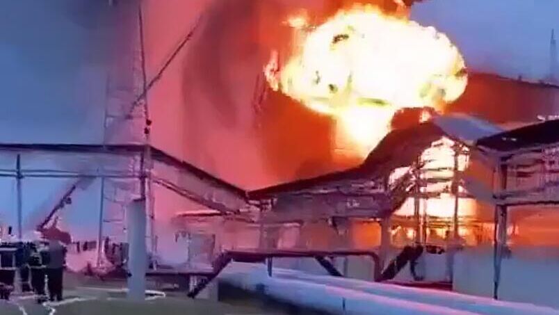 Пожар на нефтебазе в Краснодарском крае. Кадр видео - РИА Новости, 1920, 25.03.2025