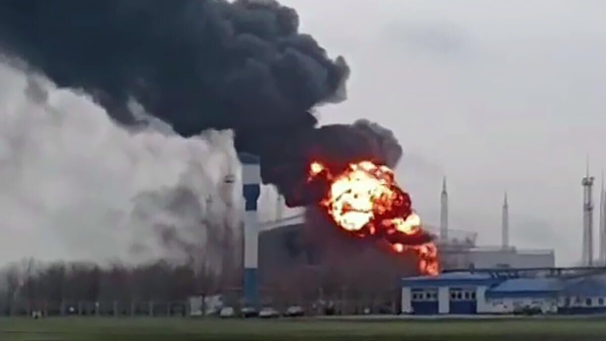 Пожар на нефтебазе в Краснодарском крае. Кадр видео - РИА Новости, 1920, 20.03.2025