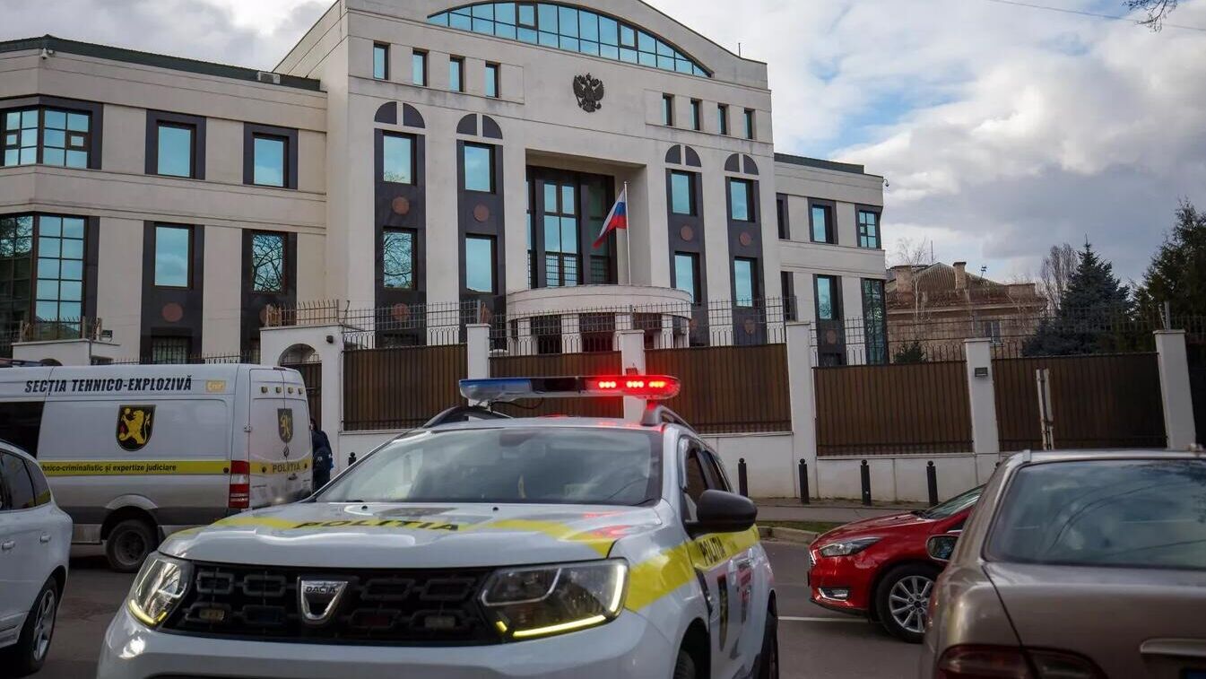 Экстренные службы у посольства России в Кишиневе Экстренные службы у посольства России в Кишиневе - РИА Новости, 1920, 20.03.2025