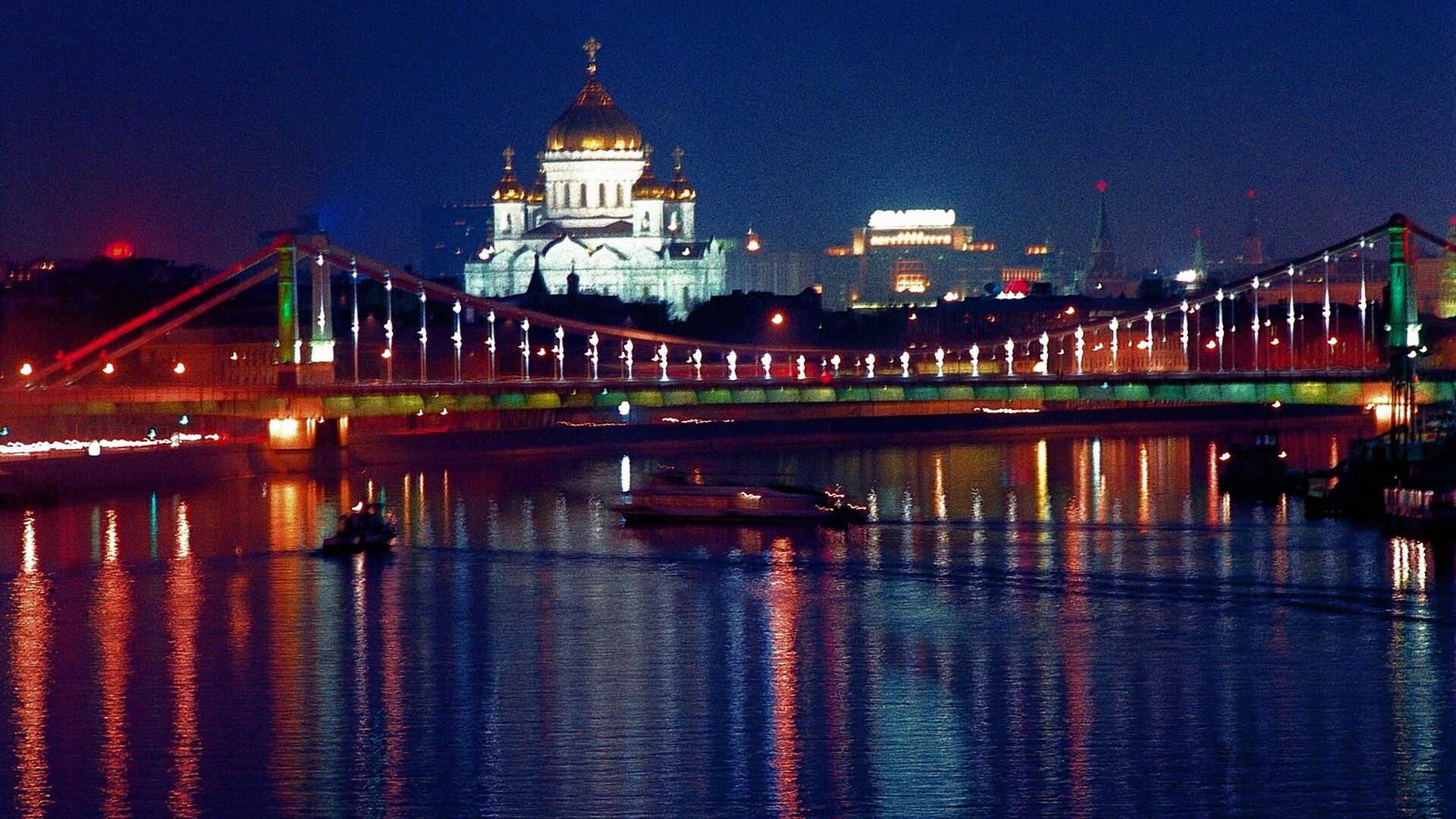 Вид на Крымский мост и Храм Христа Спасителя ночью - РИА Новости, 1920, 09.12.2025