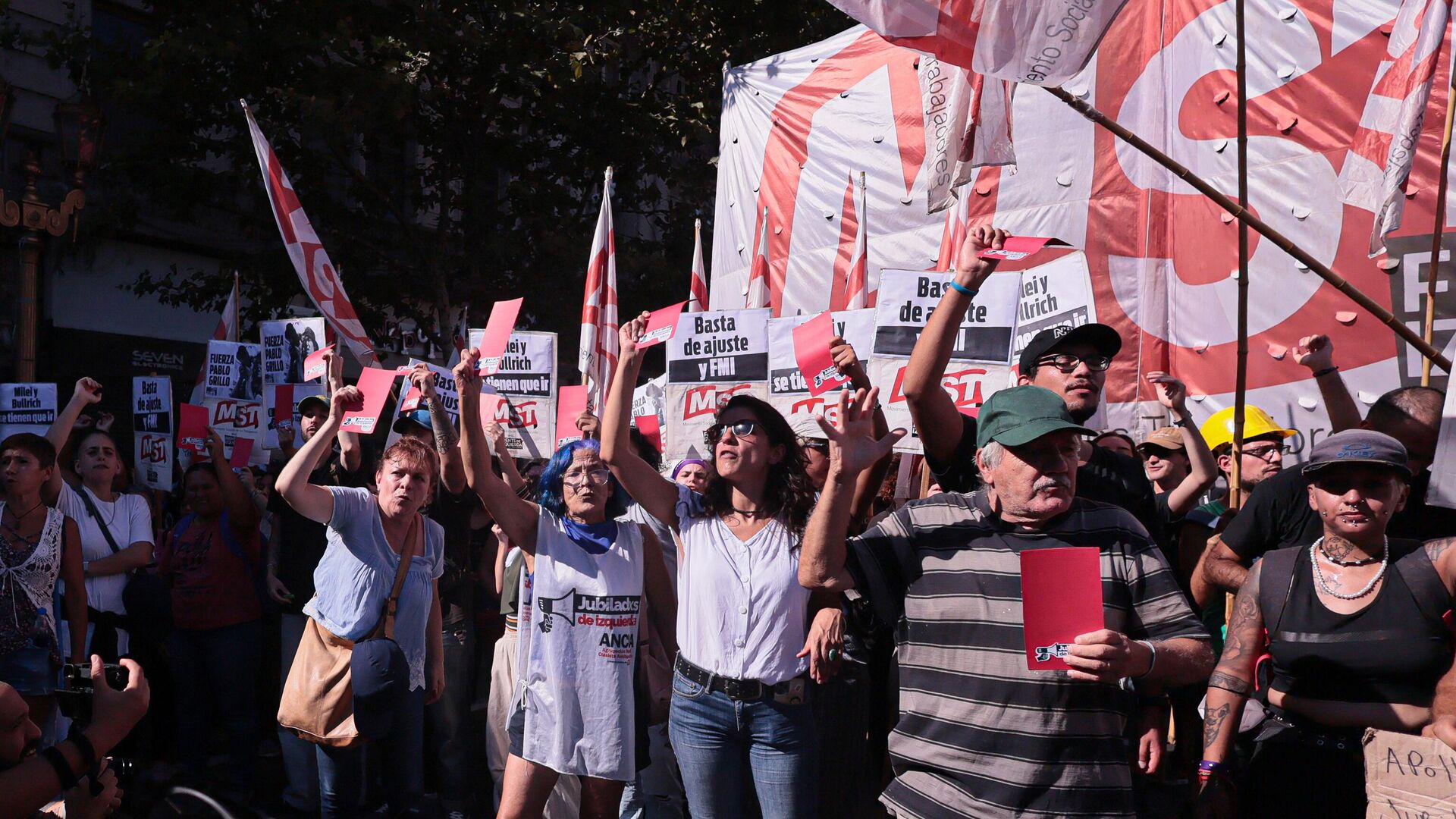 Акция протеста против политики президента Аргентины Хавьера Милея в центре Буэнос-Айреса. 19 марта 2025 - РИА Новости, 1920, 19.03.2025