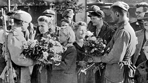 Начало мая 1945 года — в результате Пражской наступательной операции советские войска освободили Чехословакию. Жители с цветами встречают советских воинов