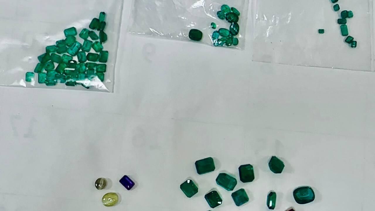 Самоцветы, найденные у россиянки, возвращавшейся из Индии Самоцветы, найденные у россиянки, возвращавшейся из Индии - РИА Новости, 1920, 20.03.2025
