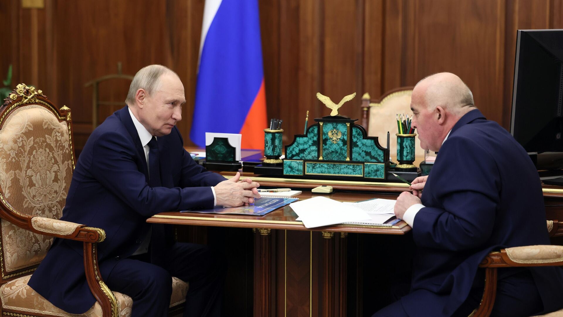 Президент РФ Владимир Путин и губернатор Костромской области Сергей Ситников во время встречи - РИА Новости, 1920, 20.03.2025
