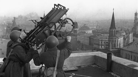 Оборона Москвы. Советские зенитчики на крыше гостиницы Москва Оборона Москвы. Советские зенитчики на крыше гостиницы Москва