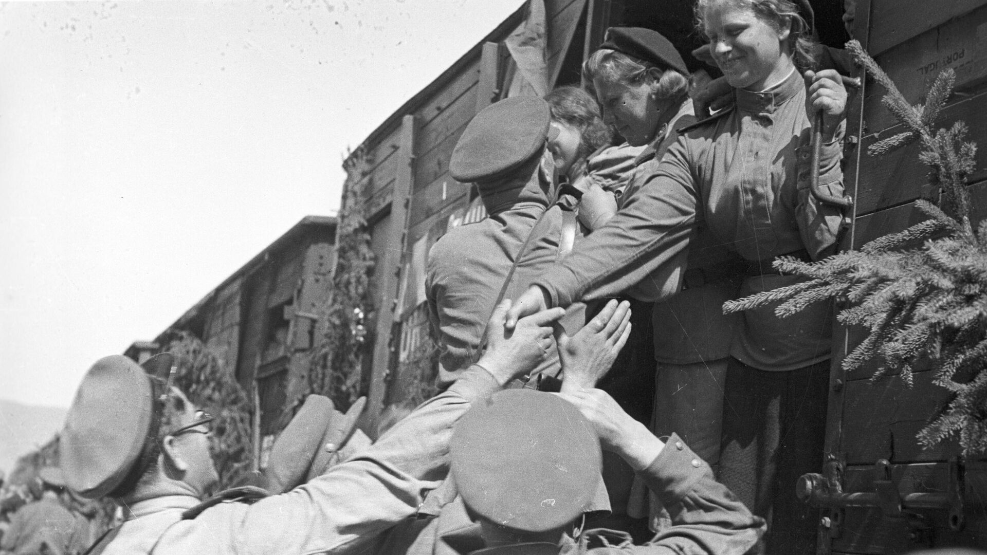 Отправка на Родину поезда с советскими воинами после освобождения Австрии от немецко-фашистских захватчиков - РИА Новости, 1920, 15.04.2025