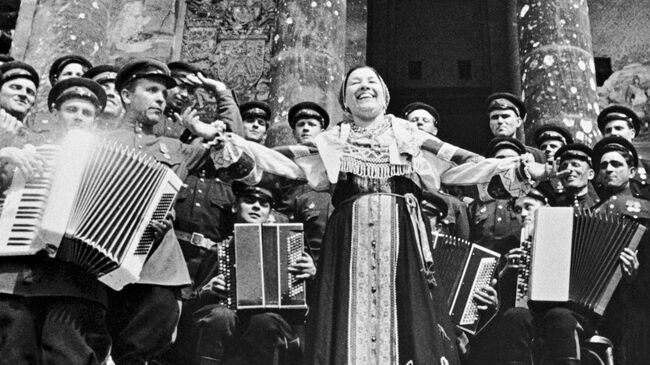 Лидия Русланова выступает с концертом перед советскими воинами на ступенях Рейхстага 2 мая 1945 года.
