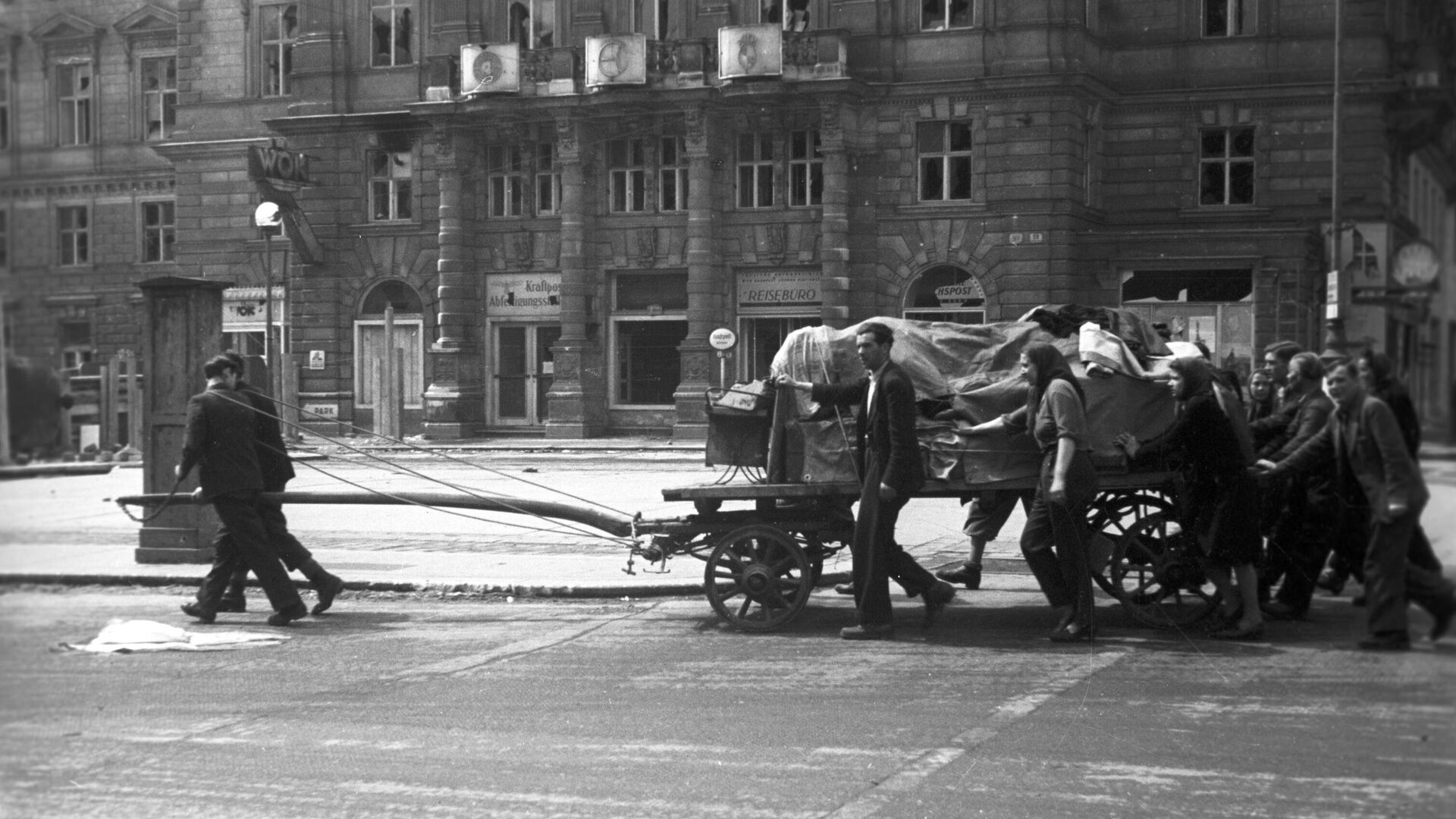 Освобожденные узники фашистских концентрационных лагерей возвращаются домой по одной из улиц Вены Освобожденные узники фашистских концентрационных лагерей возвращаются домой по одной из улиц Вены - РИА Новости, 1920, 13.04.2025