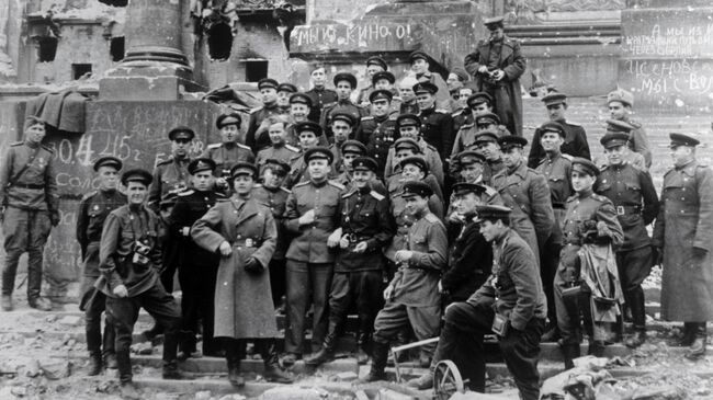 Групповой портрет советских фотожурналистов и кинооператоров у здания рейхстага Групповой портрет советских фотожурналистов и кинооператоров у здания рейхстага