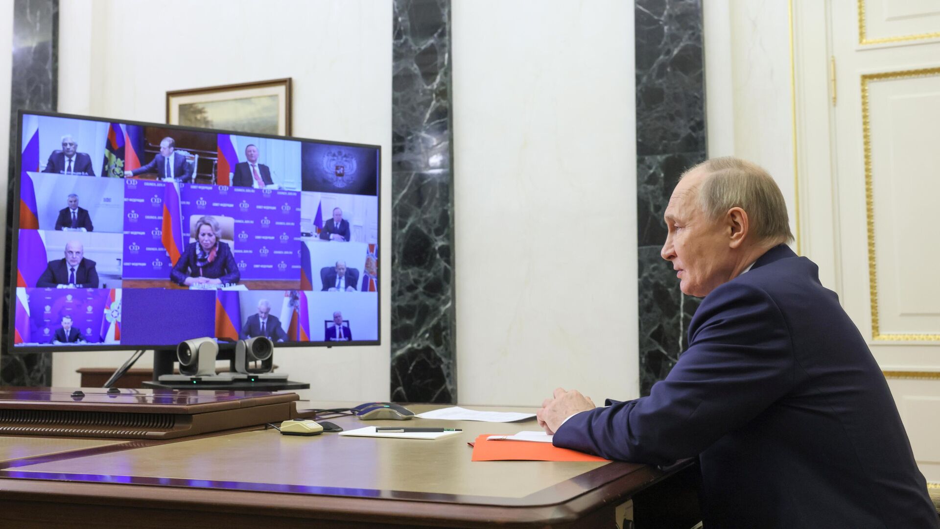 Президент РФ Владимир Путин в режиме видеоконференции проводит оперативное совещание с постоянными членами Совета безопасности РФ - РИА Новости, 1920, 21.03.2025