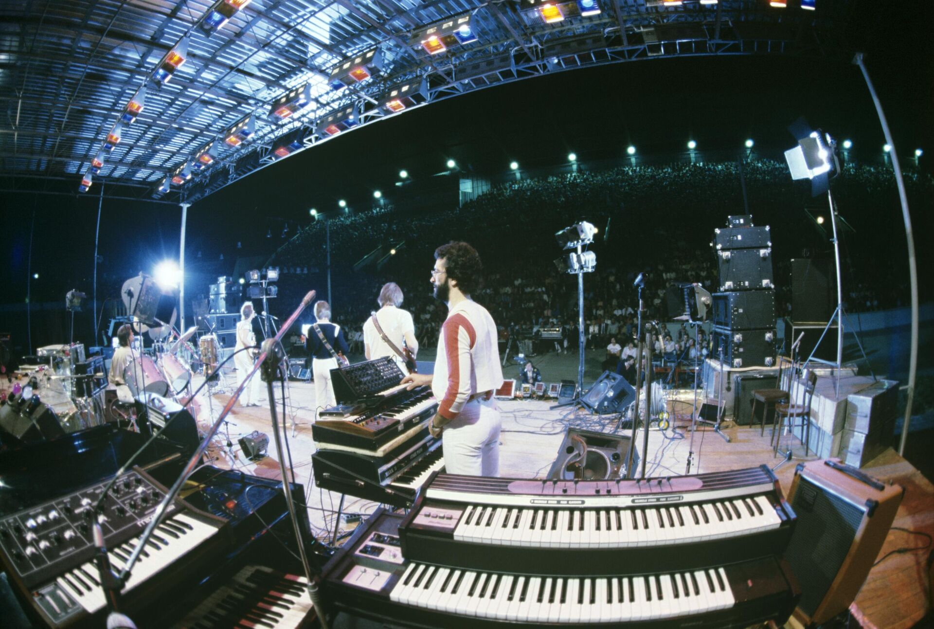 Вокально-инструментальный ансамбль Веселые ребята на Фестивале популярной песни Ереван-81 Вокально-инструментальный ансамбль Веселые ребята на Фестивале популярной песни Ереван-81 - РИА Новости, 1920, 27.10.2025