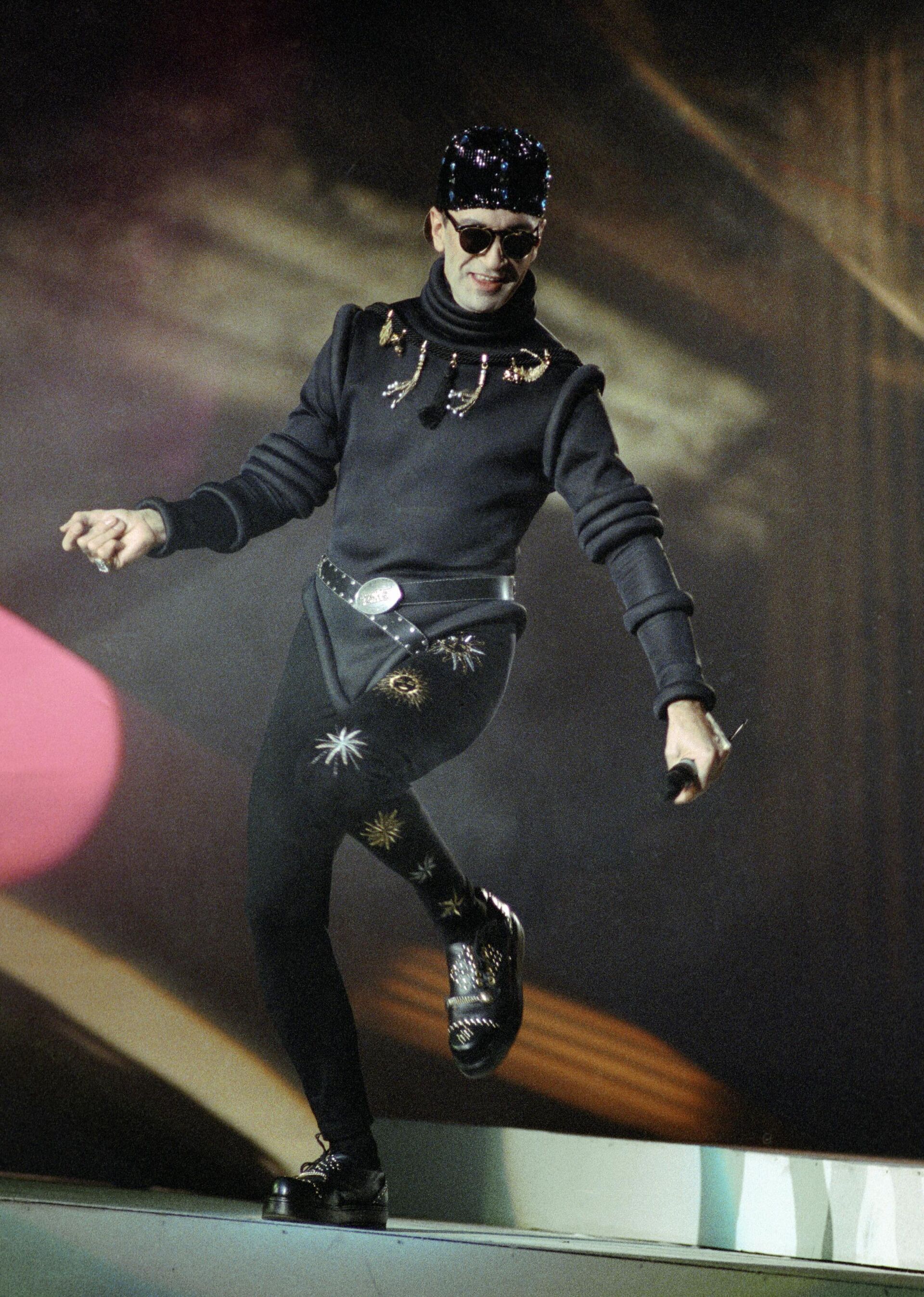 Певец Александр Буйнов выступает на сцене Певец Александр Буйнов выступает на сцене - РИА Новости, 1920, 27.10.2025