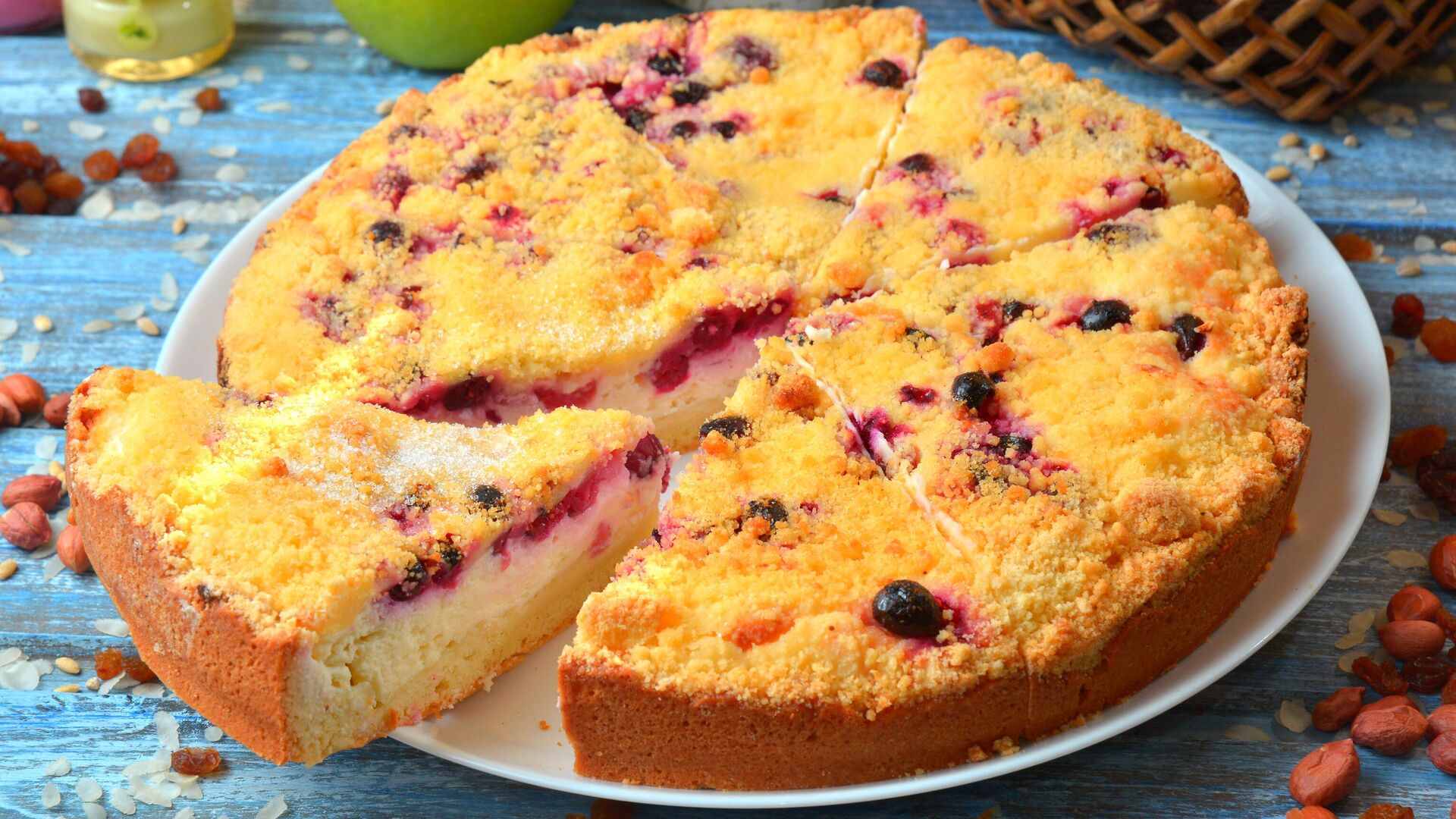 Насыпной пирог с творогом и ягодами Насыпной пирог с творогом и ягодами - РИА Новости, 1920, 07.04.2025