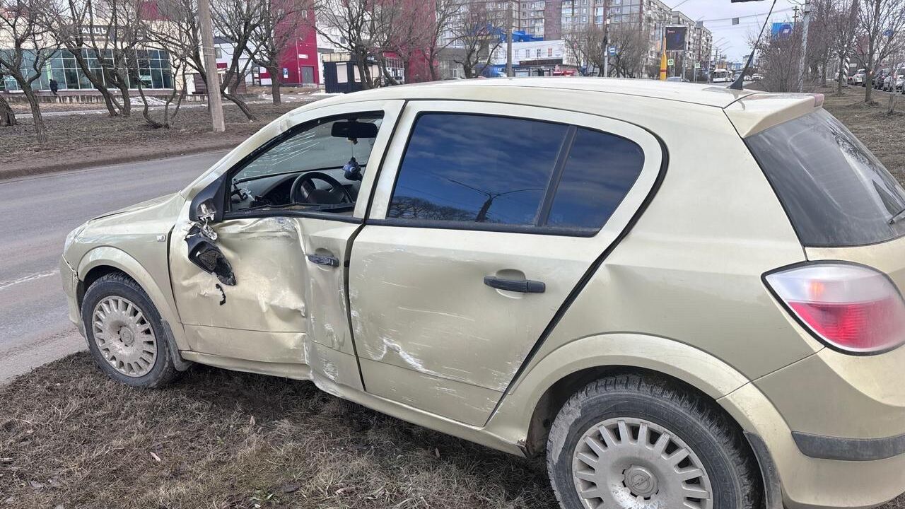 ДТП с участием легкового автомобиля и автобуса в Череповце - РИА Новости, 1920, 21.03.2025