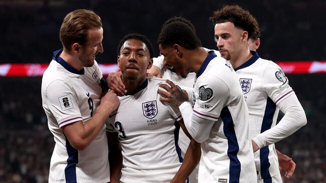 Футболисты сборной Англии поздравляют Льюиса-Скелли с забитым голом