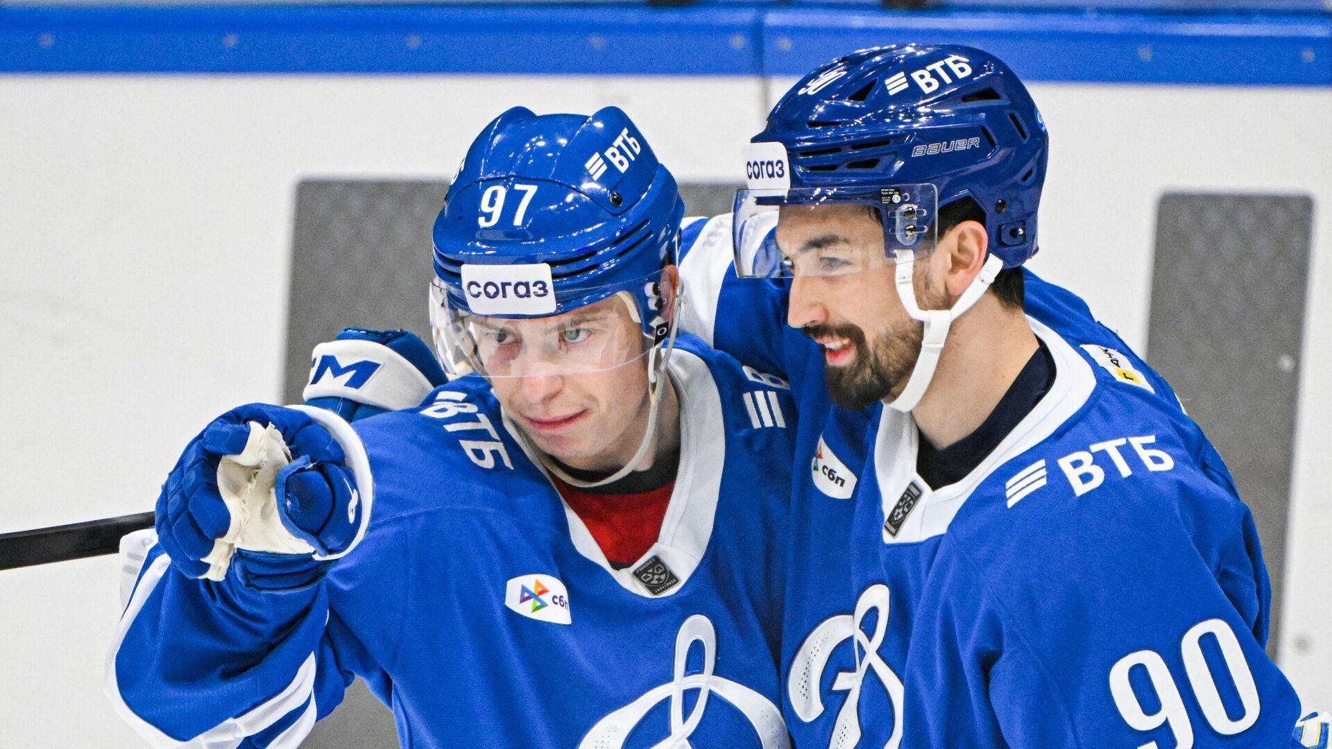 Хоккеисты московского Динамо Никита Гусев и Дилан Сикура  - РИА Новости, 1920, 09.09.2025