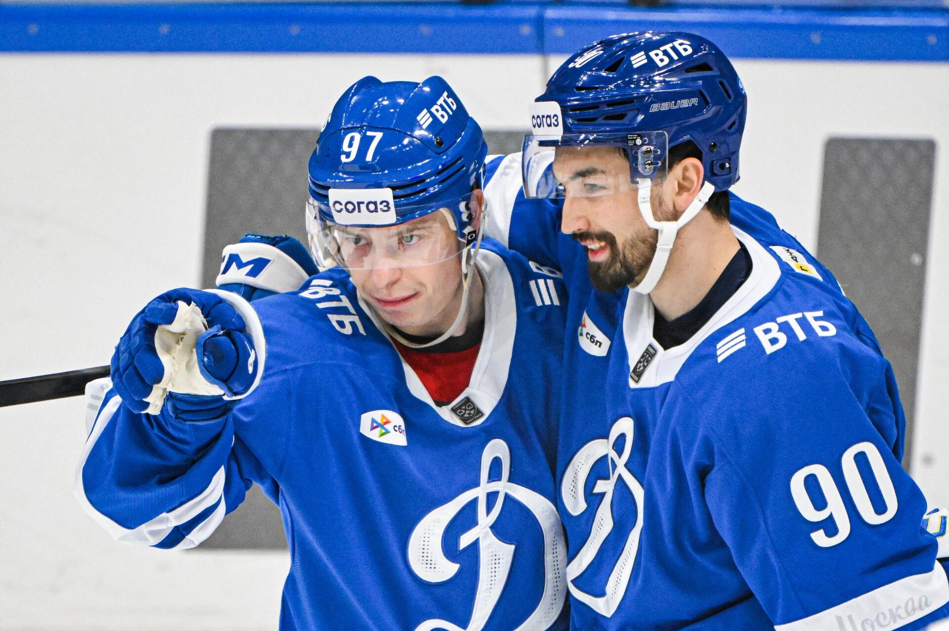 Хоккеисты московского Динамо Никита Гусев и Дилан Сикура  - РИА Новости, 1920, 04.09.2025