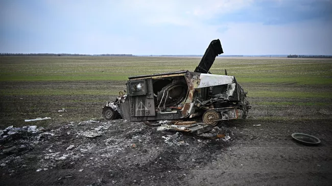 Сгоревший бронеавтомобиль ВСУ Hummer в Суджанском районе Курской области