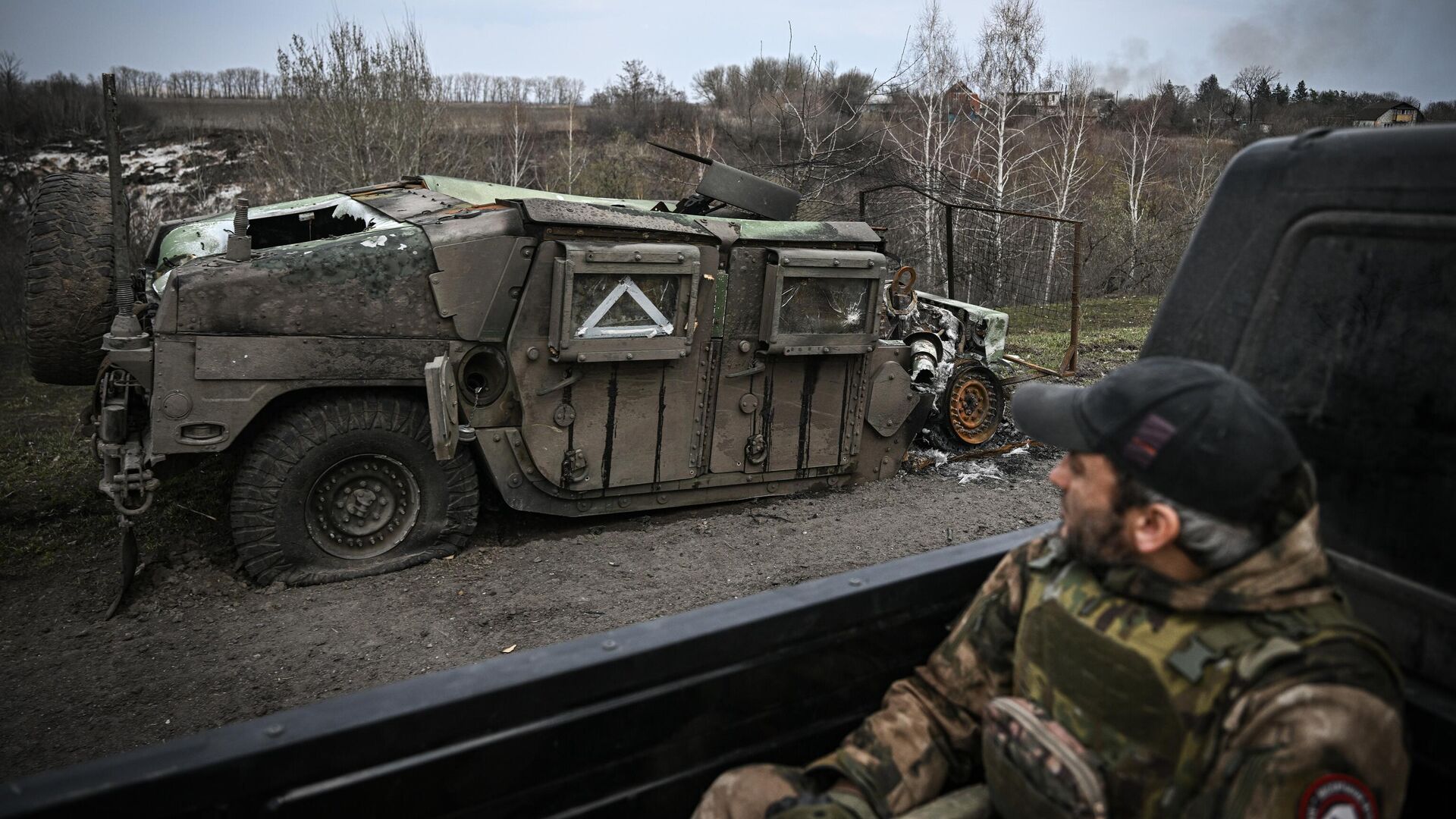 Сгоревший бронеавтомобиль ВСУ Hummer в Суджанском районе Курской области0