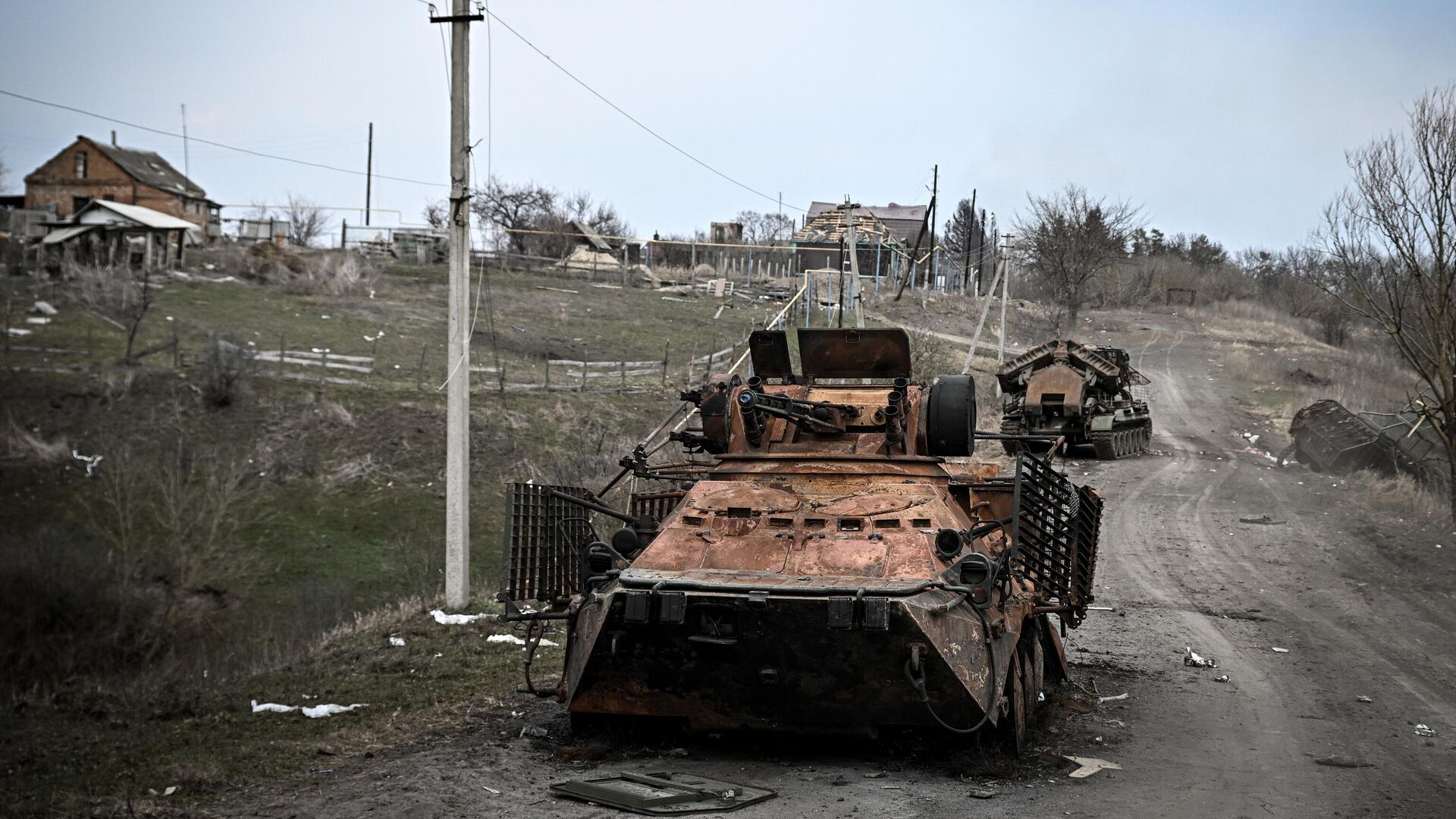 Сгоревший БТР-94 армии ВСУ в деревне Рубанщина в Курской области1