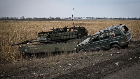 Сгоревший бронеавтомобиль и танк ВСУ M1 Arbrams в Суджанском районе Курской области