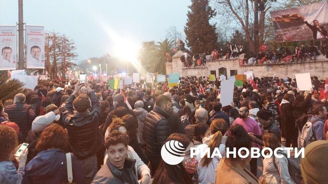 Участники акции в поддержку задержанного мэра Стамбула Экрема Имамоглу