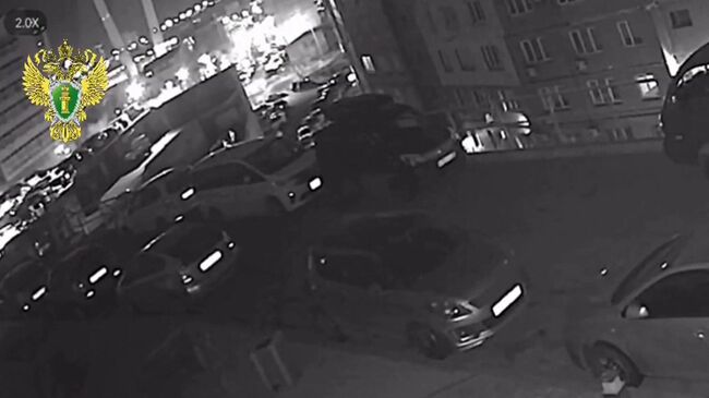 Кадры начала пожара на стоянке во Владивостоке, где сгорели более 20 машин