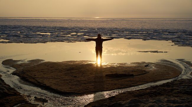 Девушка на берегу озера Байкал