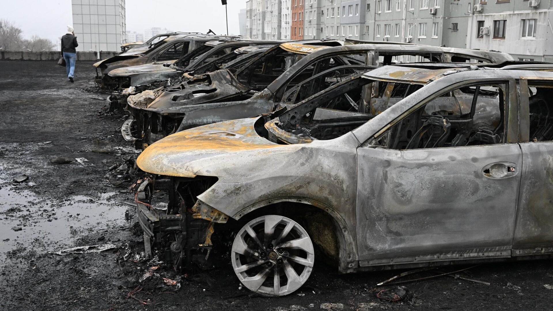 Сгоревшие автомобили на стоянке на улице Пихтовая во Владивостоке Сгоревшие автомобили на стоянке на улице Пихтовая во Владивостоке - РИА Новости, 1920, 28.03.2025