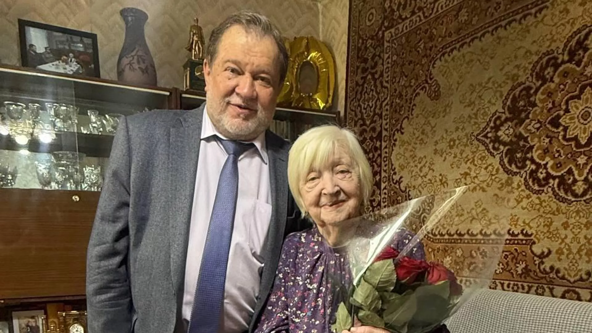 Посол России в Узбекистане Олег Мальгинов вручил медаль к 80-летию Победы жительнице блокадного Ленинграда Светлане Мальцевой - РИА Новости, 1920, 24.03.2025