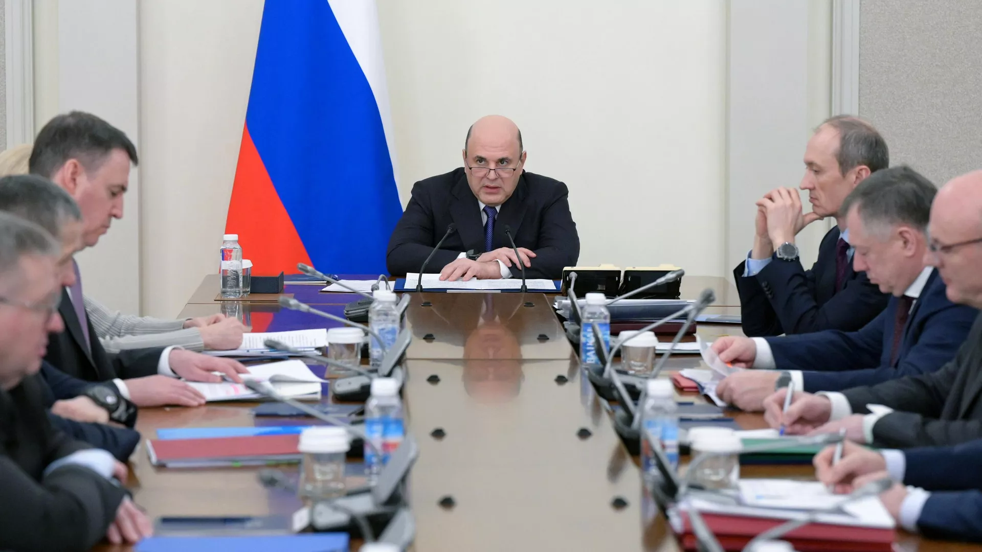 Председатель правительства РФ Михаил Мишустин проводит оперативное совещание с вице-премьерами РФ - РИА Новости, 1920, 18.04.2025