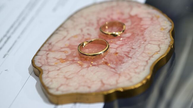 Обручальные кольца на церемонии бракосочетания