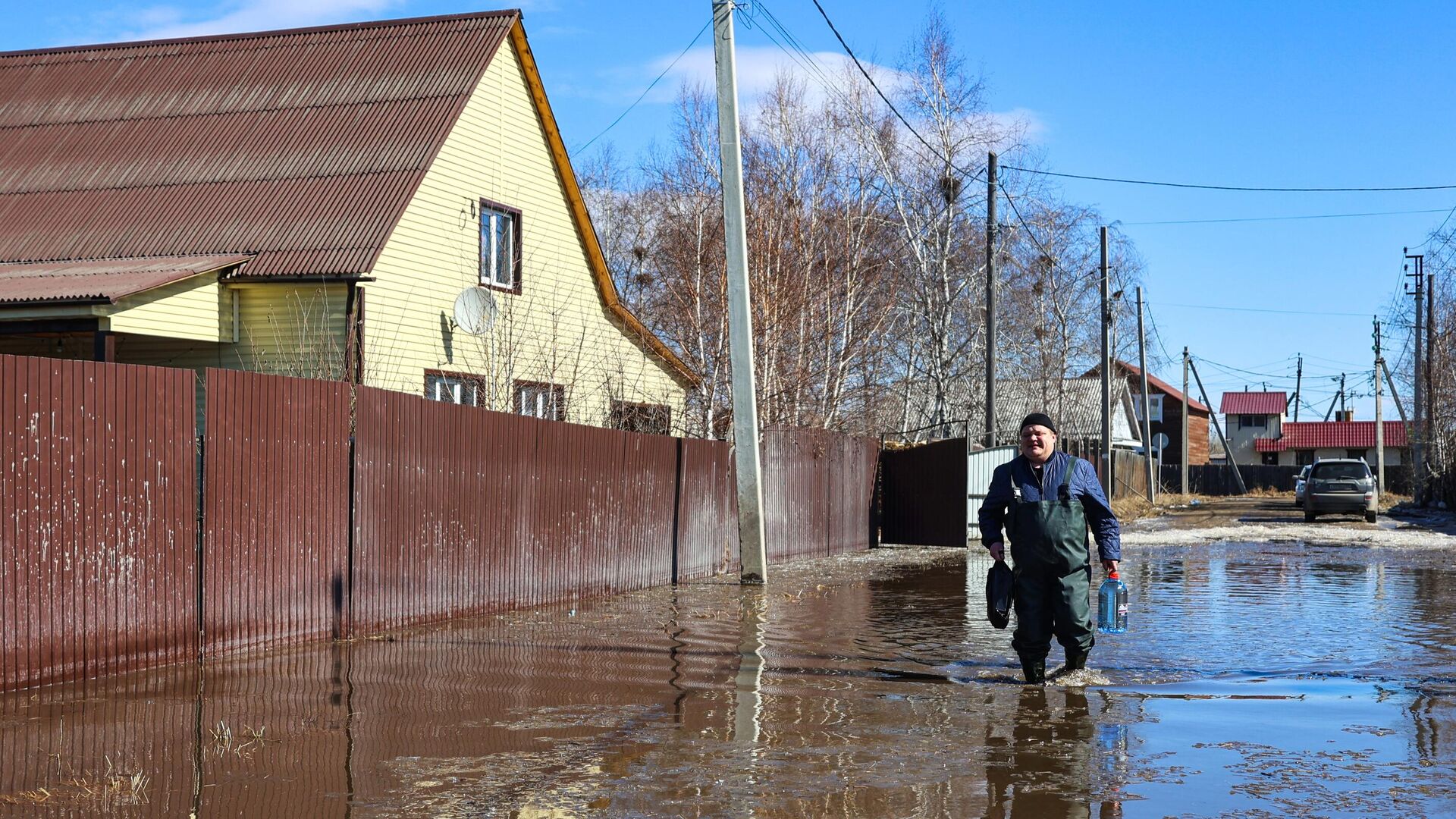 Последствия весеннего паводка в селе Хомутово Иркутской области - РИА Новости, 1920, 26.03.2025