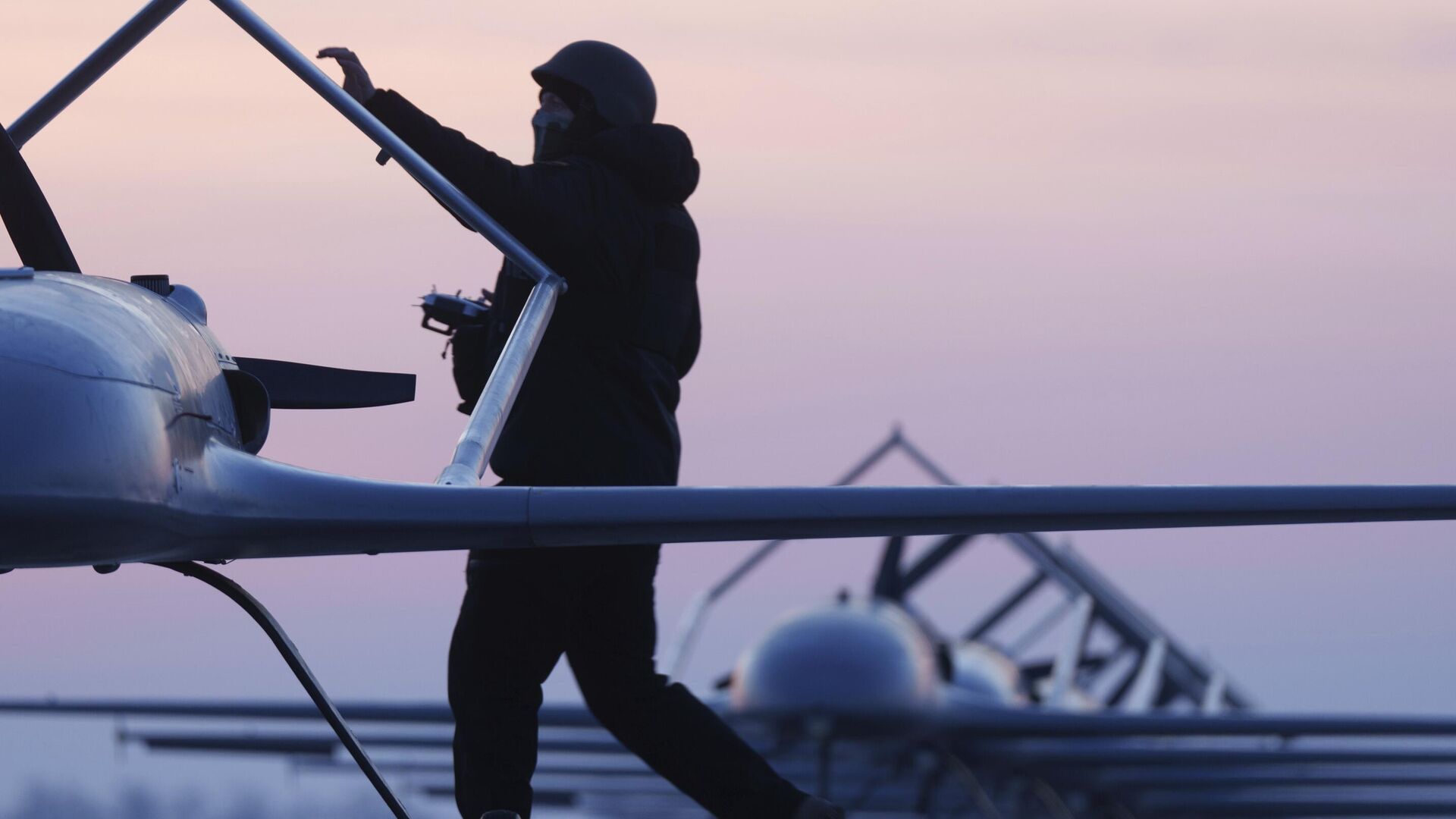 Украинский военнослужащий готовит к запуску тяжелый беспилотник - РИА Новости, 1920, 29.11.2025