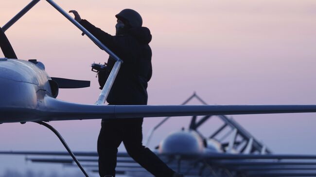 Украинский военнослужащий готовит к запуску тяжелый беспилотник