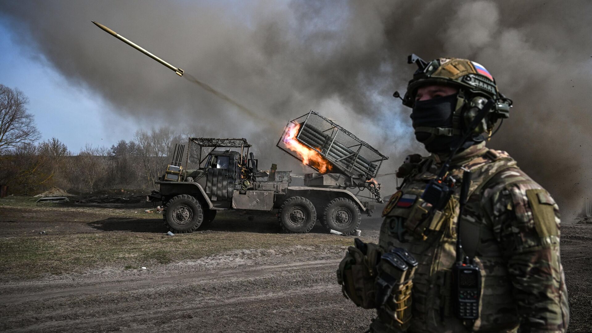 Боевая работа расчета реактивной системы залпового огня БМ-21 Град - РИА Новости, 1920, 01.04.2025