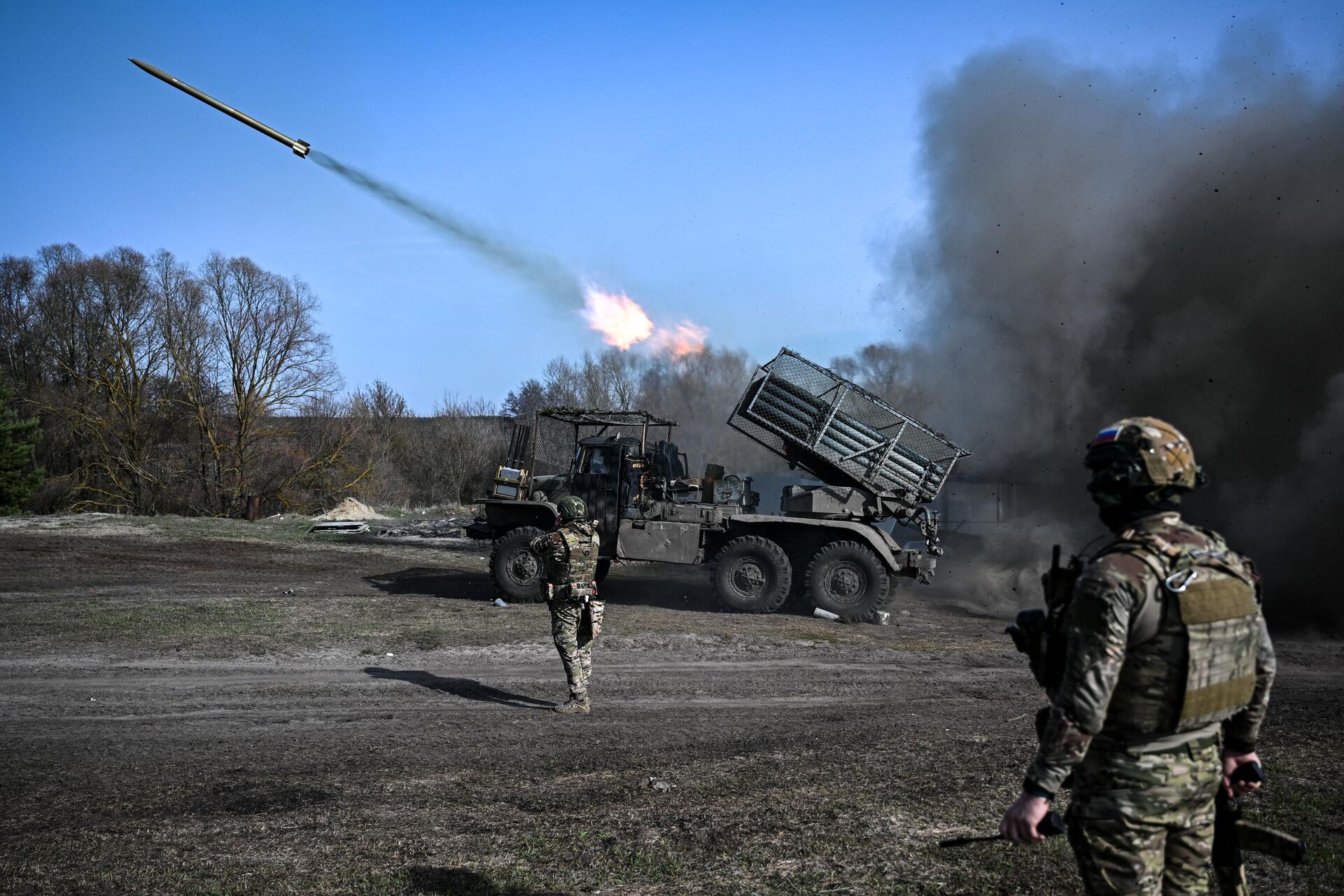 Боевая работа расчета реактивной системы залпового огня БМ-21 Град - РИА Новости, 1920, 20.06.2025