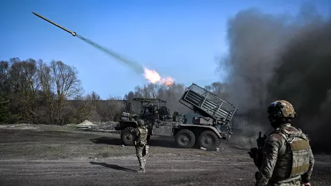 Боевая работа расчета реактивной системы залпового огня БМ-21 Град