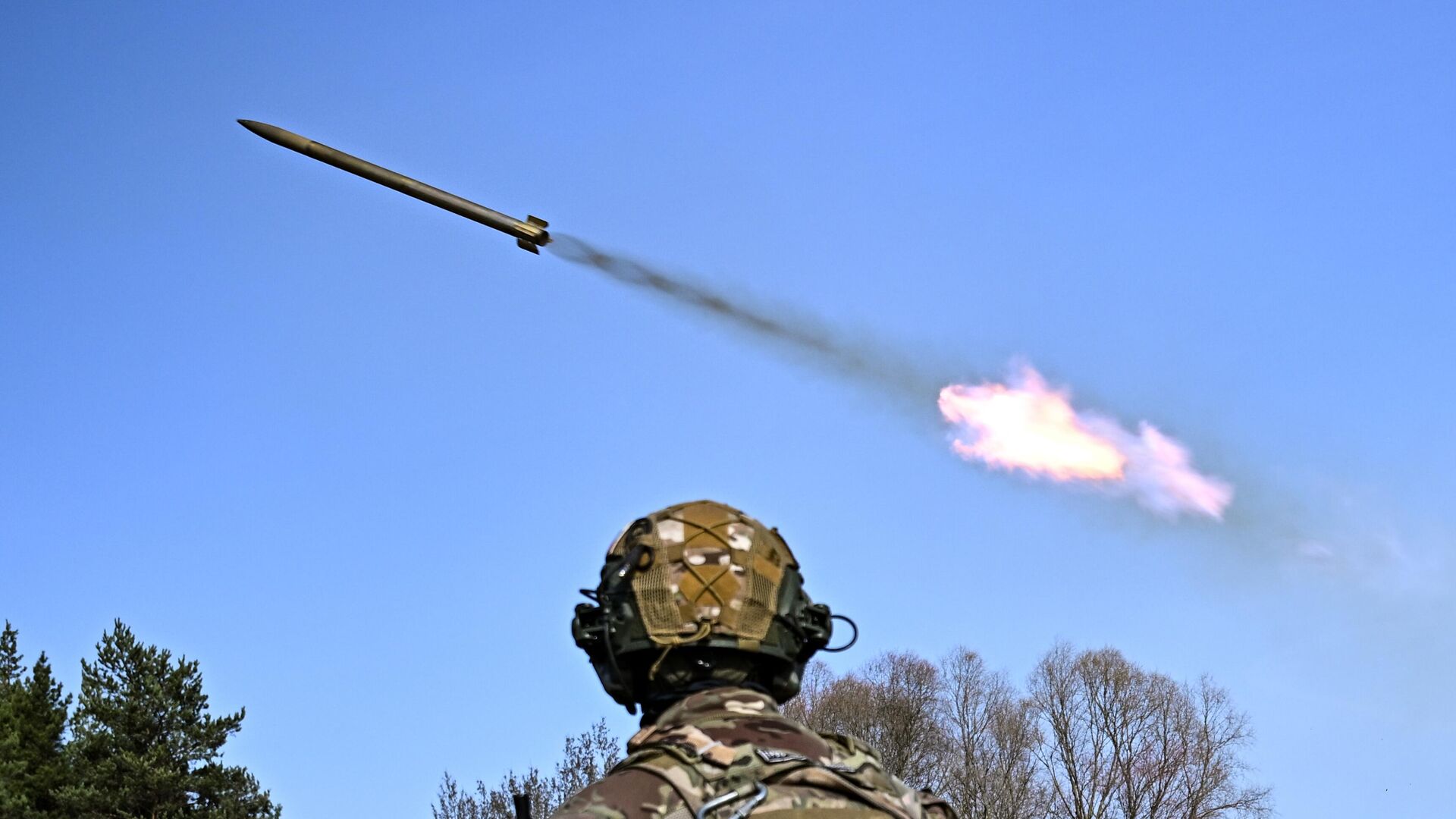 Боевая работа расчета реактивной системы залпового огня БМ-21 Град  - РИА Новости, 1920, 16.05.2025