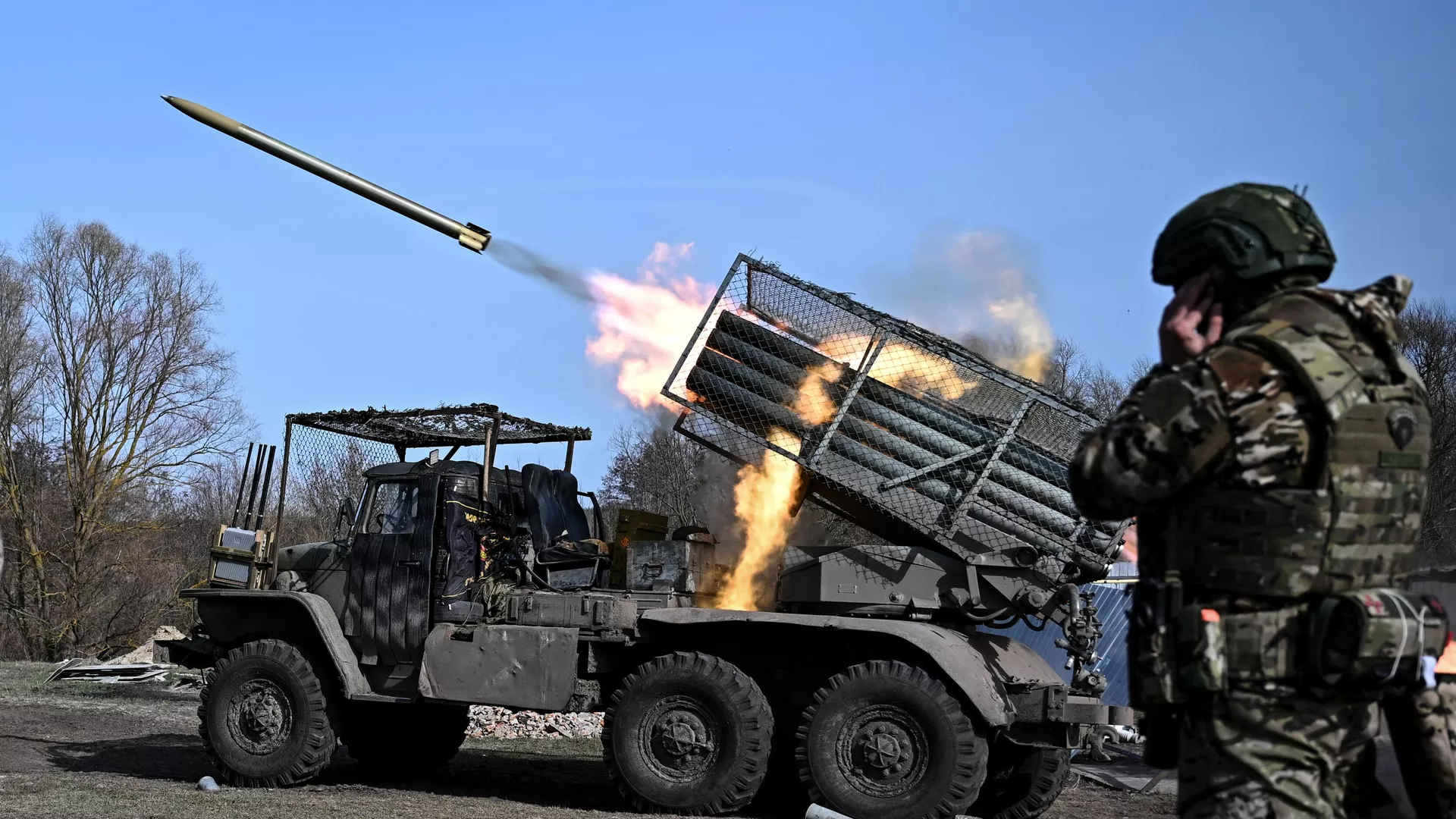 Боевая работа расчета реактивной системы залпового огня БМ-21 Град - РИА Новости, 1920, 20.04.2025