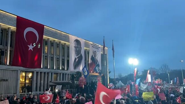 Митинг в поддержку арестованного мэра Стамбула на площади Сарачхане