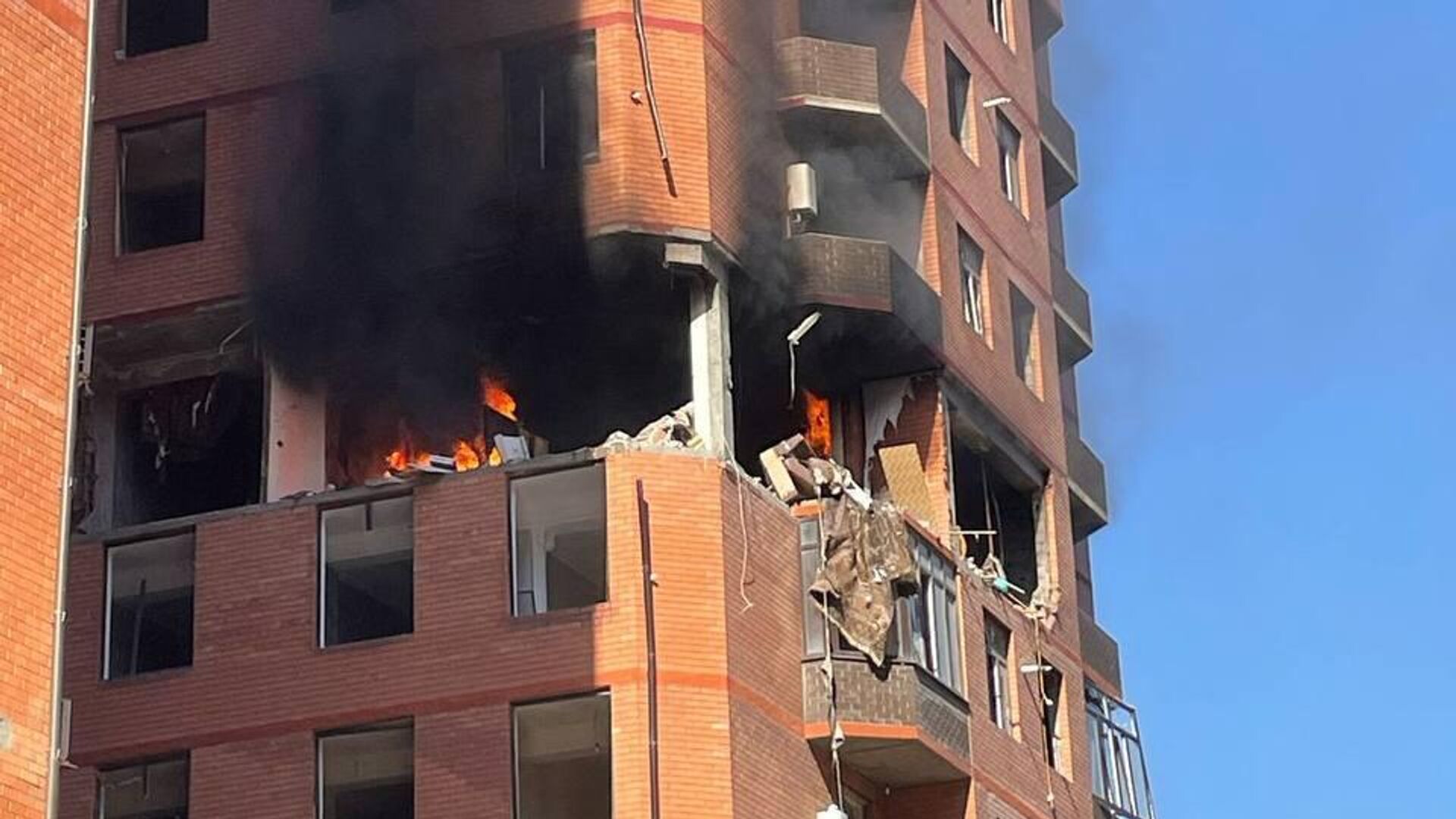 Место взрыва в жилом доме в Махачкале1